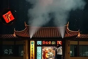 片单库首页排布示意，横向排列的作品封面墙与题材标签