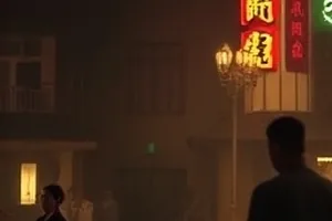 《雾港来信》悬疑剧封面，雨夜码头与一盏孤灯